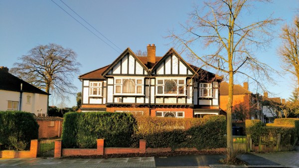 שני גברים וכלב - שוכרים דירה בלונדון