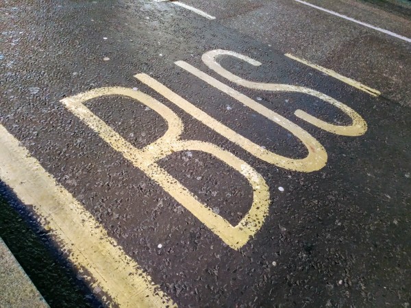 שני גברים וכלב - האוטו האדום ובית הקברות