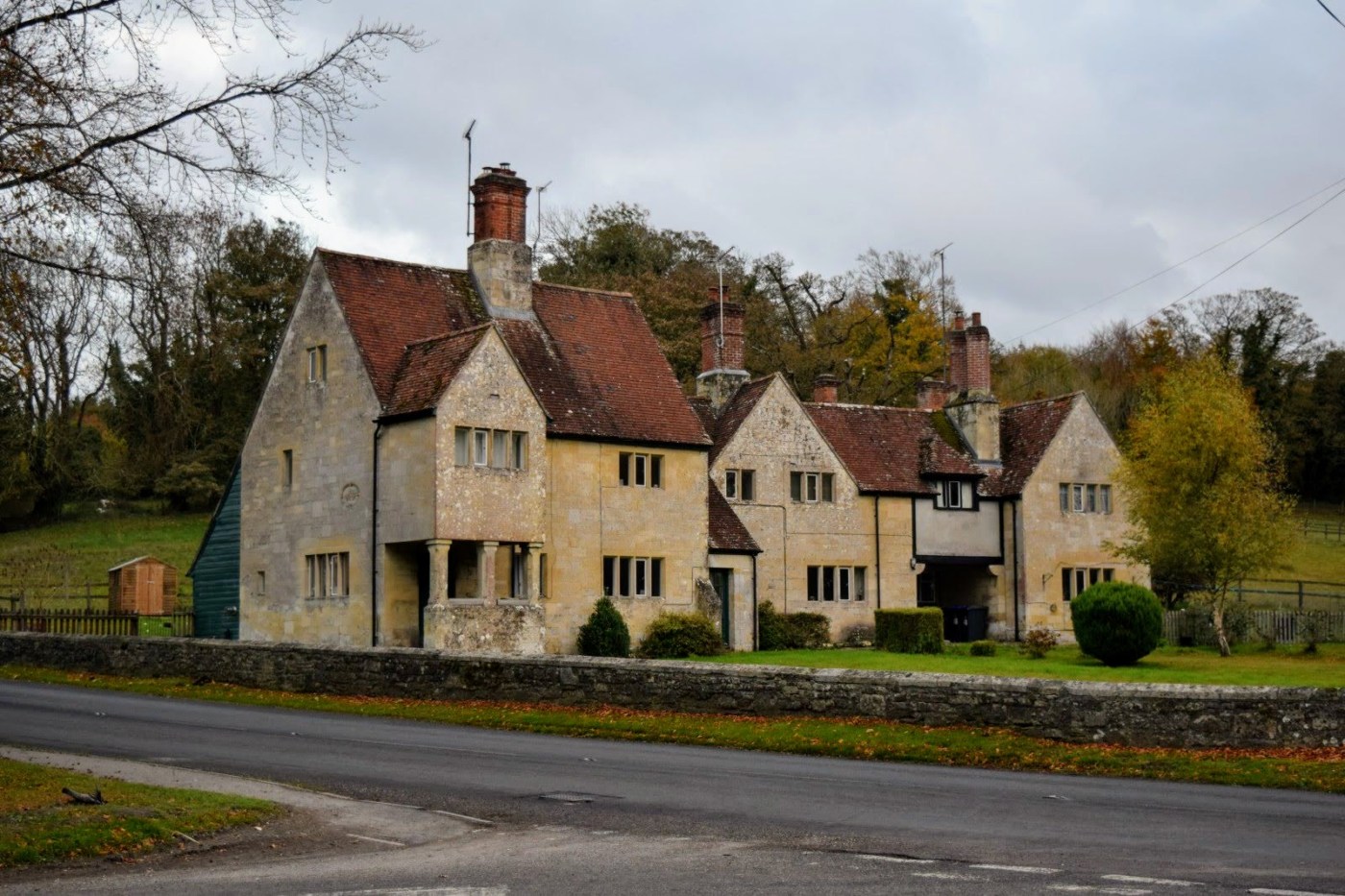 שני גברים וכלב - מטיילים בדבון