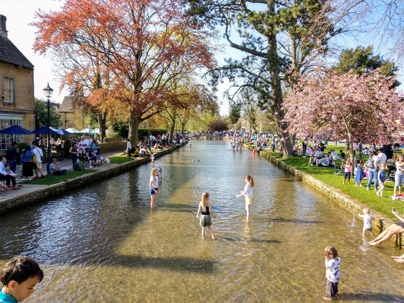 שני גברים וכלב - מטיילים בקוטסוולדס